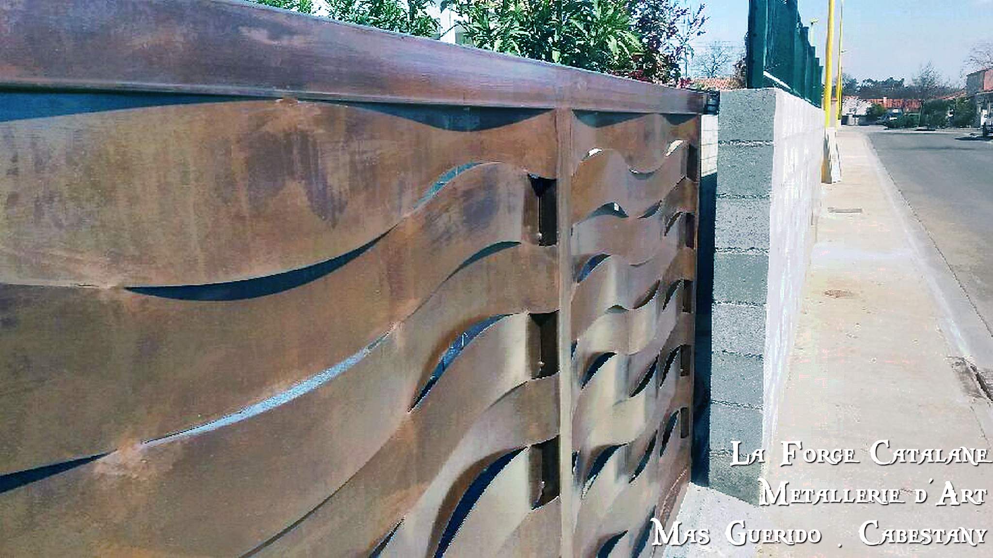 Portail tole effet lames tresses vannerie forge catalane 1.jpg